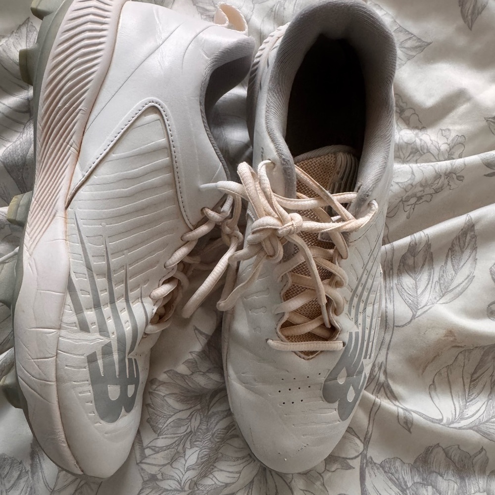 New Balance White and Gray Softball Cleats Womens sz 8.5